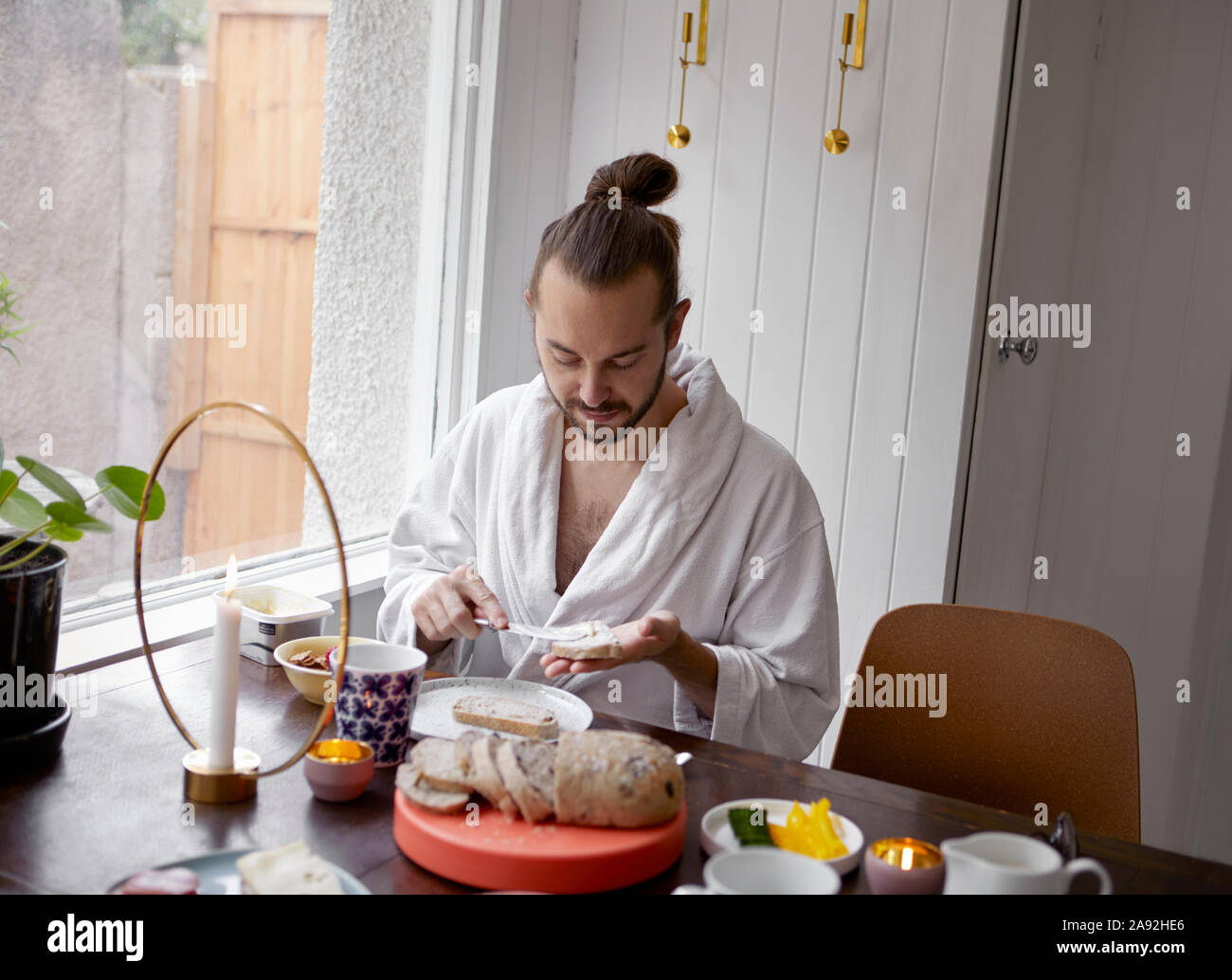 El hombre desayuna Foto de stock