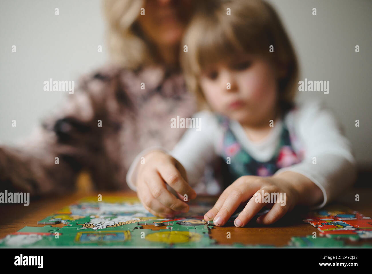 Chica haciendo puzzles Foto de stock
