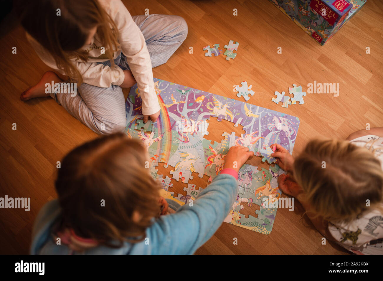 Chicas haciendo puzzles Foto de stock