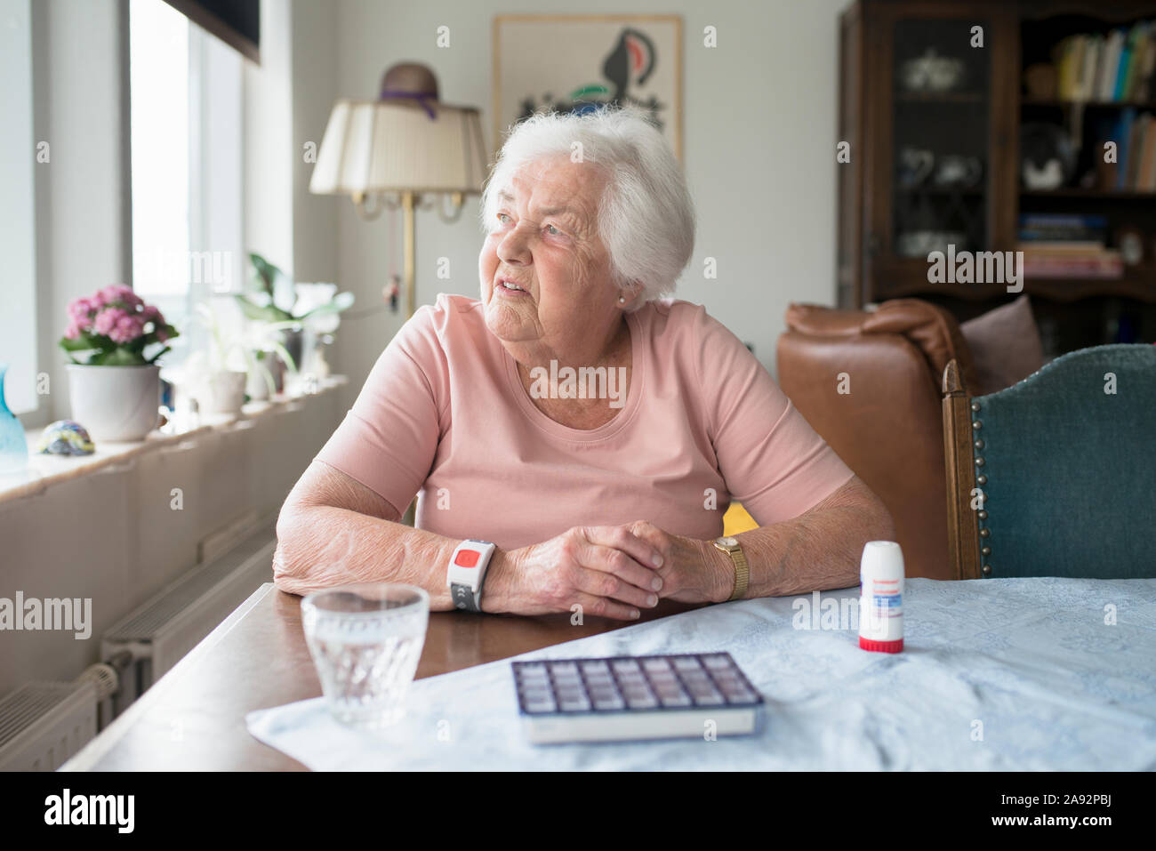 Senior mujer sentada en la sala de estar Foto de stock