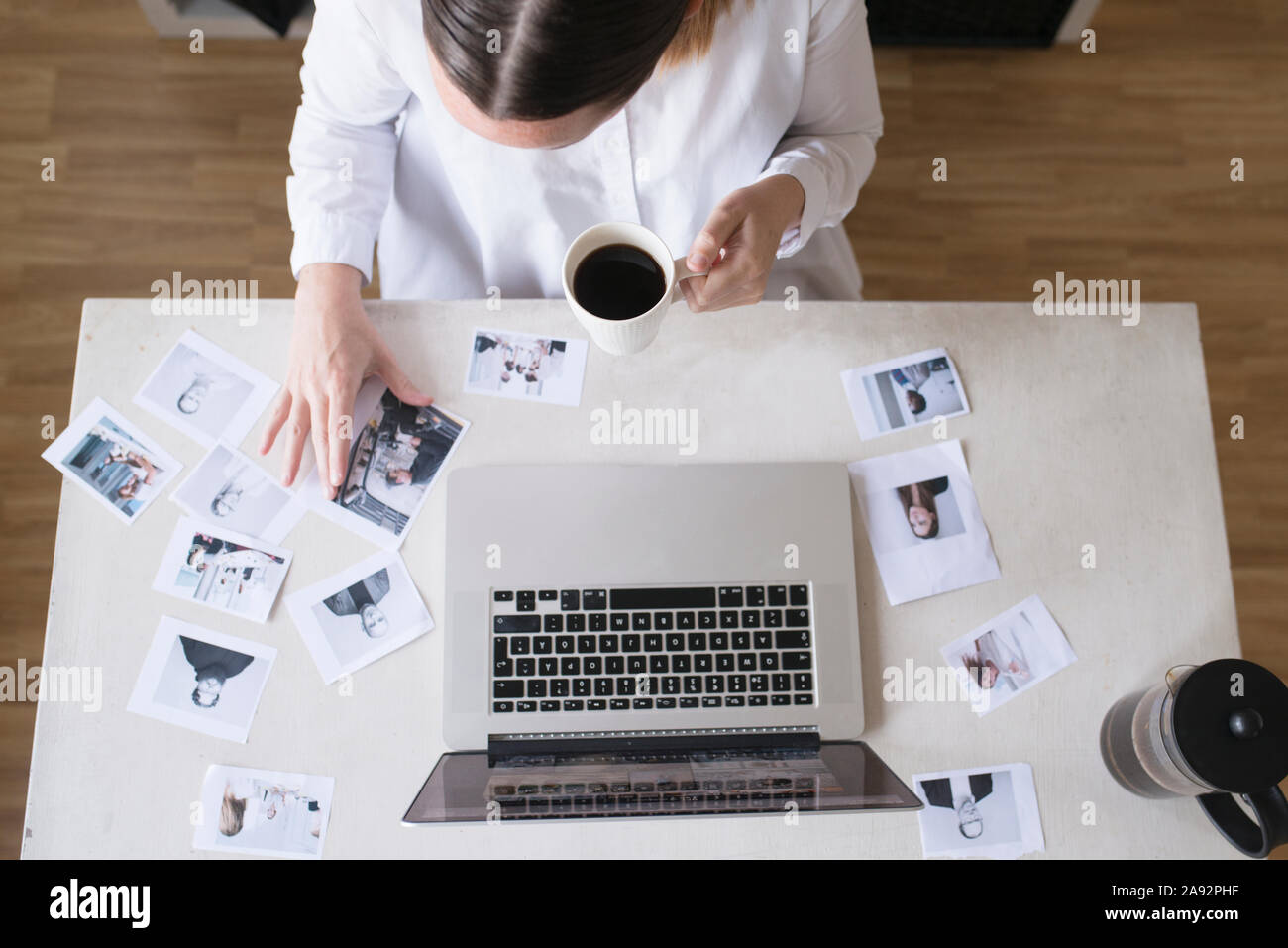 Mujer trabajando en la oficina en casa Foto de stock