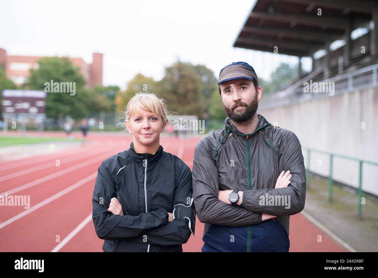El hombre y la mujer en la pista de atletismo Foto de stock