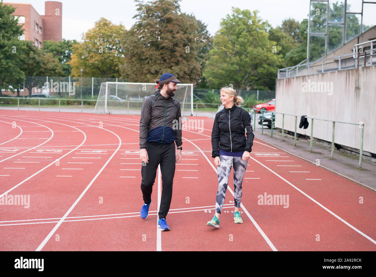 El hombre y la mujer en la pista de atletismo Foto de stock