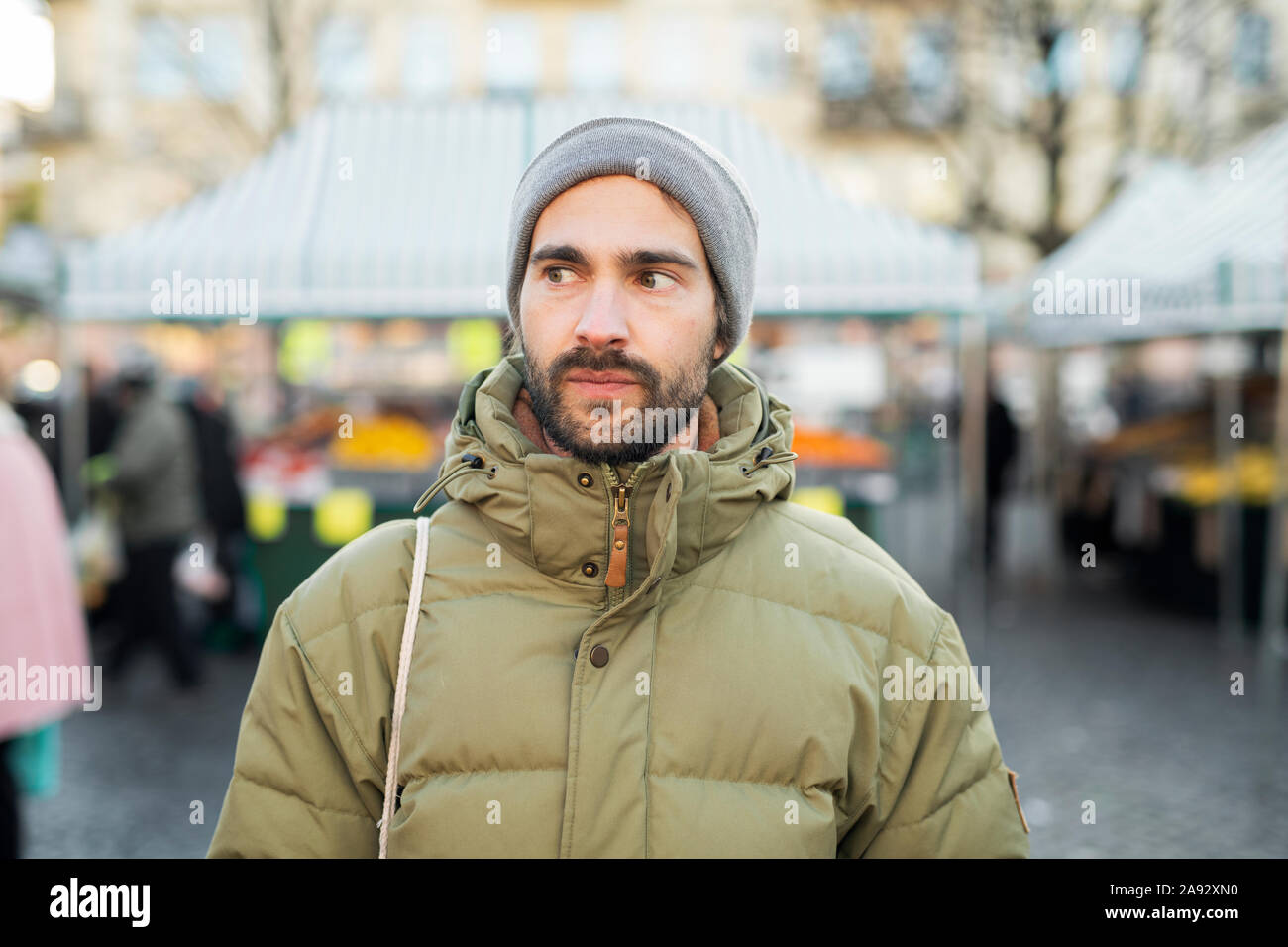 El hombre en el mercado Foto de stock