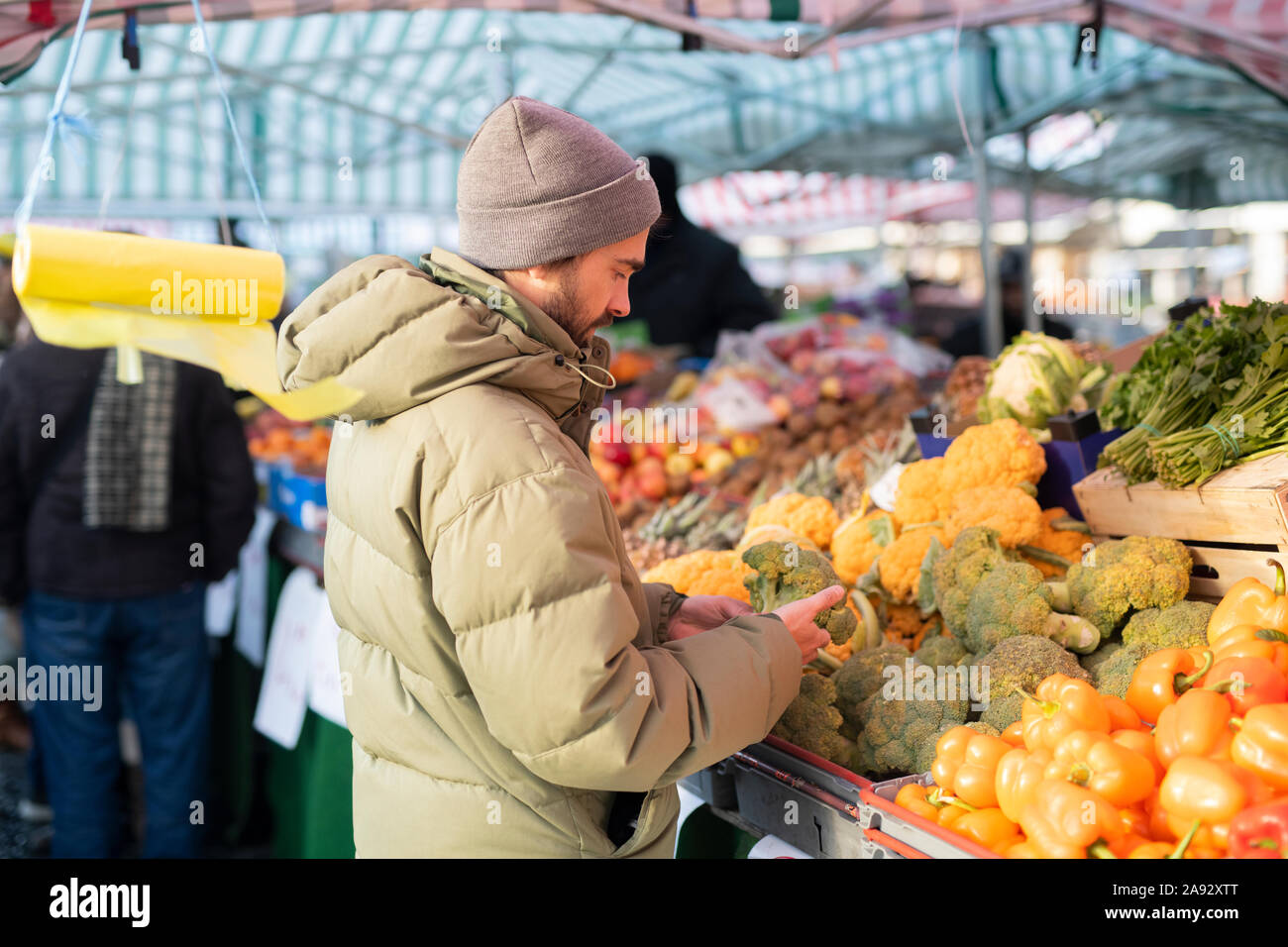 El hombre en el mercado de compras Foto de stock