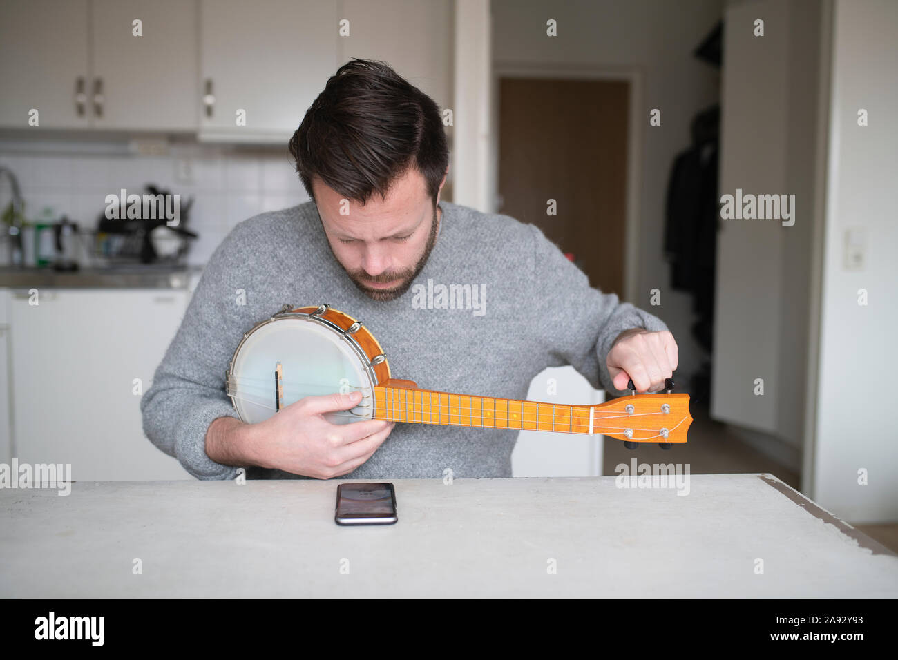 Hombre con mandolina Foto de stock