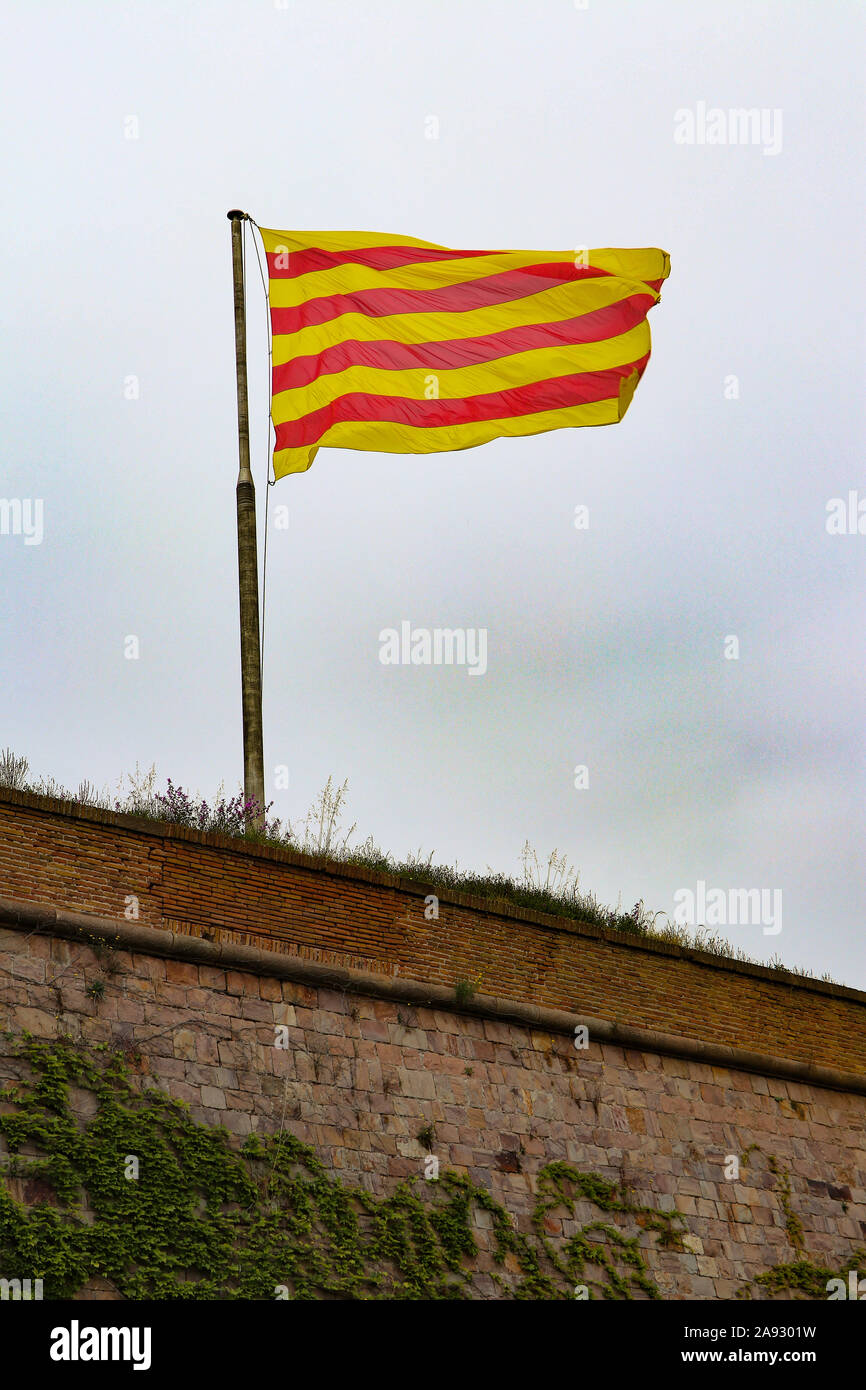 La bandera de Cataluña, la Senyera contiene las barras de Aragón, que representó al Rey de la Corona de Aragón. Foto de stock