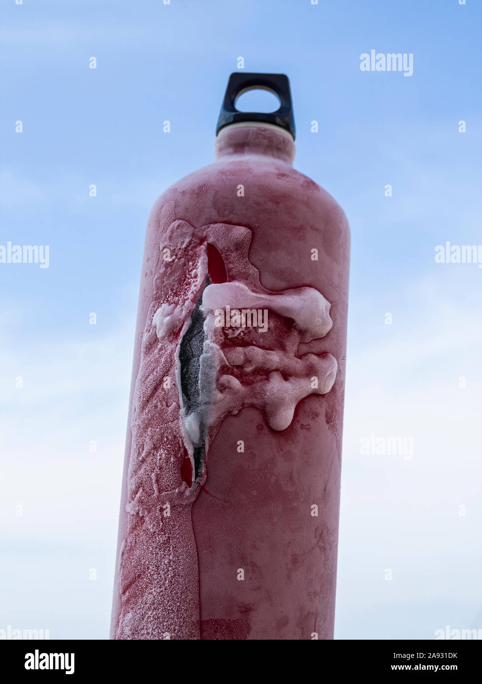 Agua dentro de una botella de agua de aluminio ha congelado y resquebrajado  la botella de aluminio Fotografía de stock - Alamy
