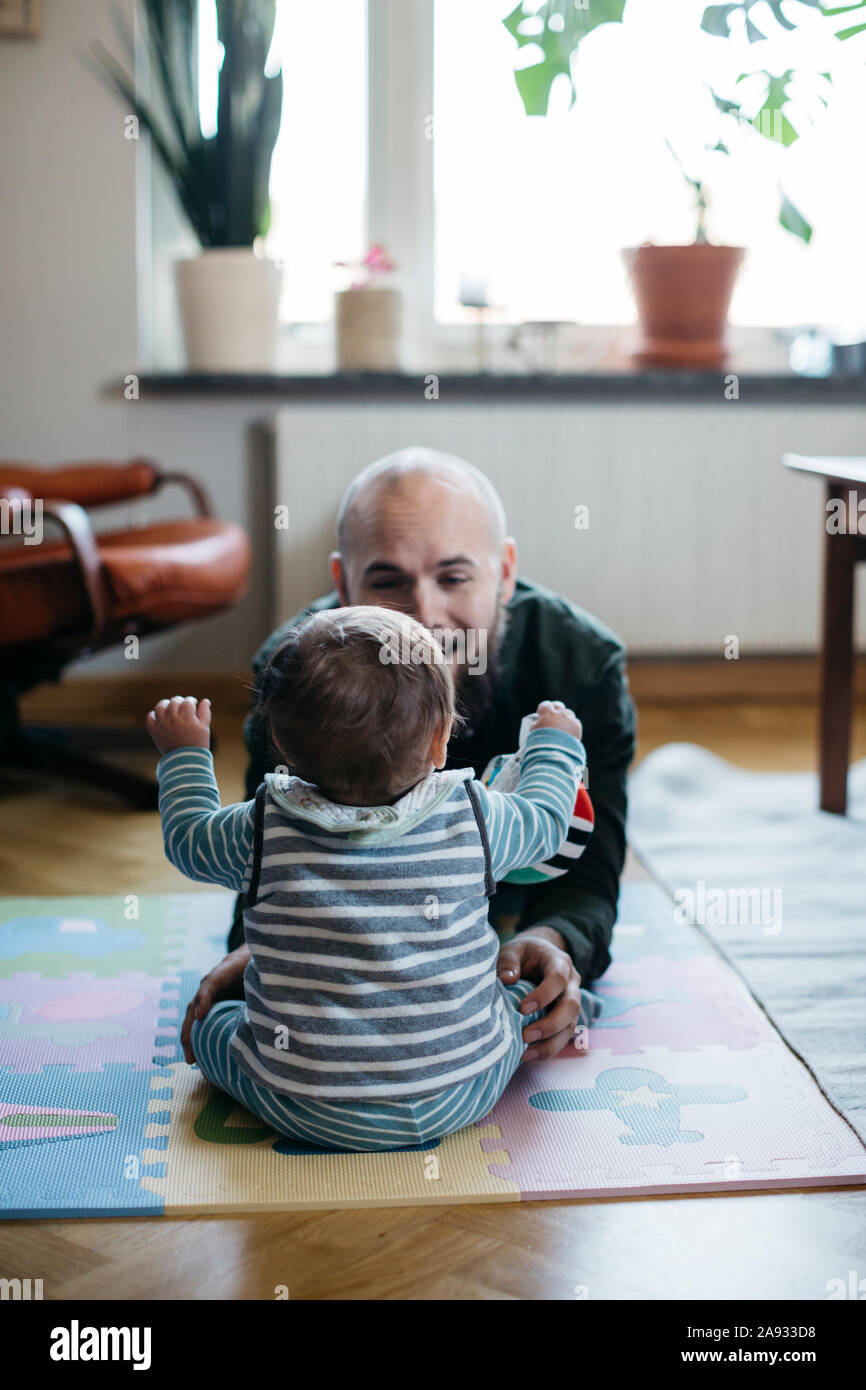 El padre con el bebé Foto de stock