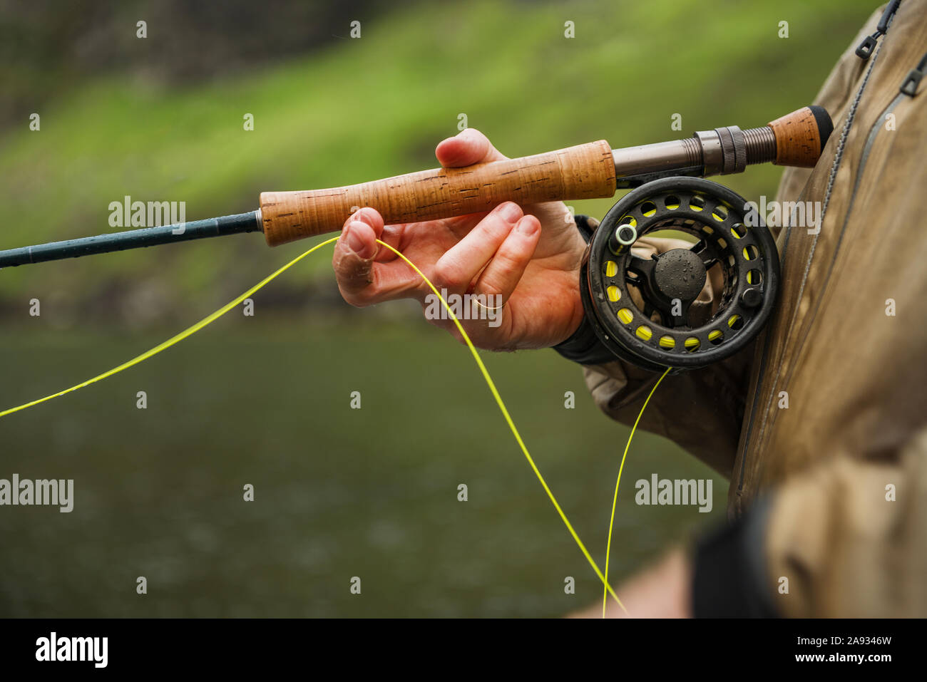 Mano con caña de pescar Fotografía de stock - Alamy