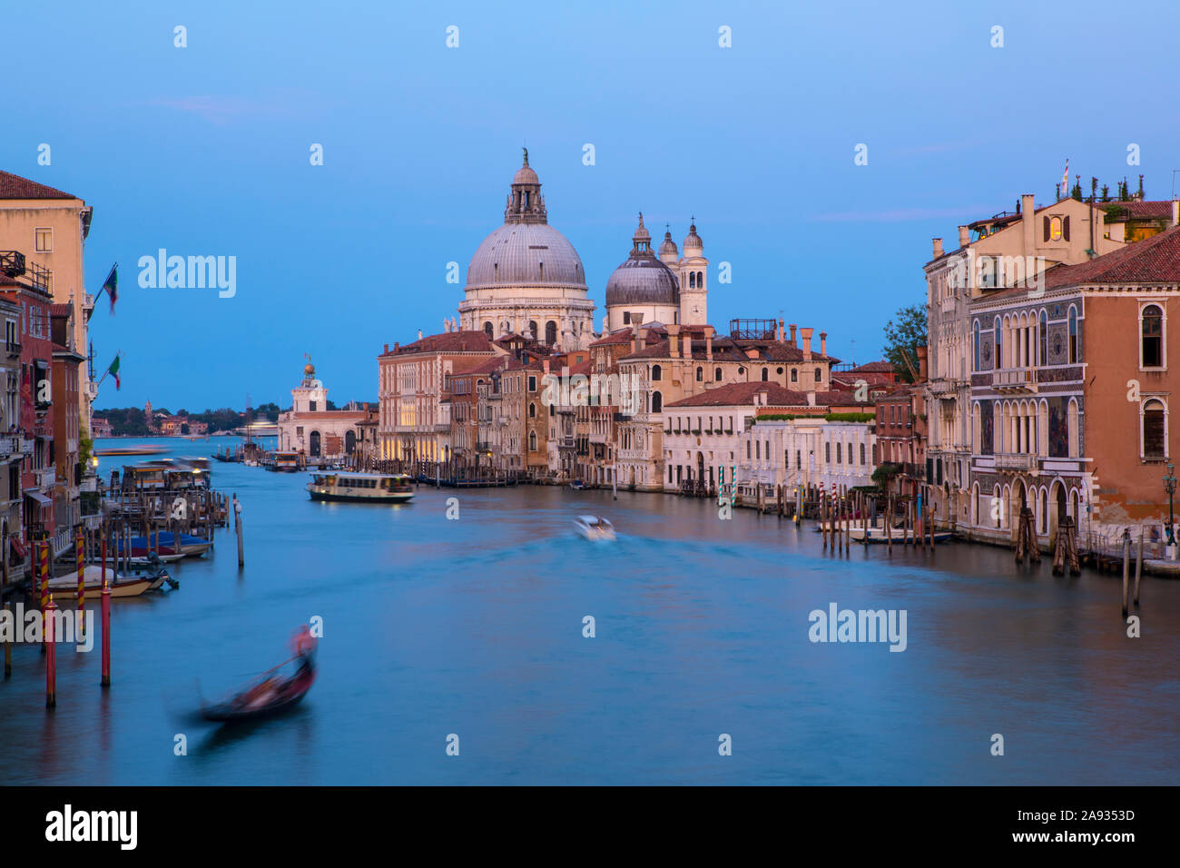 Las impresionantes vistas del Ponte dell'Accademia disfrutando de las vistas del Gran Canal y la Basílica di Santa Maria della Salute, en la bella ciudad de Foto de stock