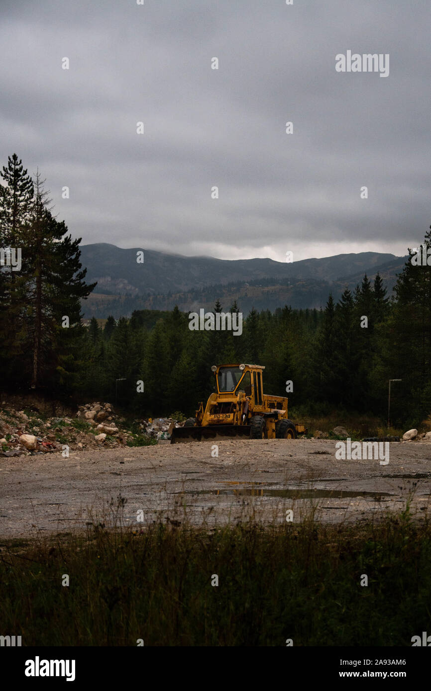 Bulldozer abandonados en el bosque, el Parque Nacional de Durmitor Foto de stock