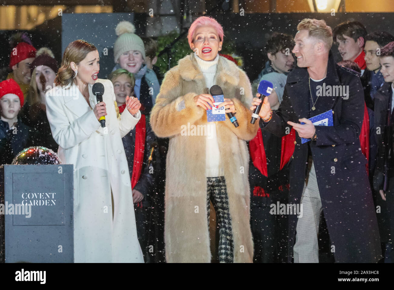 West End, Londres, Reino Unido, 12 de noviembre de 2019. Las estrellas de la nueva película 'Last Christmas', las actrices Emilia Clarke, (quien también protagonizó en Juego de Tronos) y los británicos de la actriz ganadora del Oscar, Emma Thompson,y presentador del show, Magic FM's Ronan Keating. Los espectadores ver la etapa anual del rendimiento y encienda el hermoso árbol de Navidad de Covent Garden y luces en el West End de Londres. Crédito: Imageplotter/Alamy Live News Foto de stock