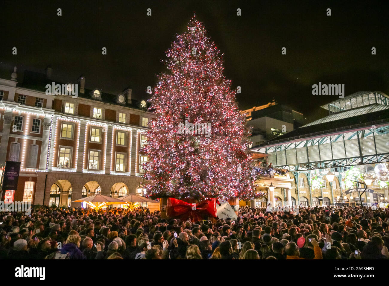 Levántate Necesitar carpintero West End, Londres, Reino Unido, 12 de noviembre de 2019. El tall iluminado  árbol de Navidad en la plaza de Covent Garden. Los espectadores ver la  etapa anual del rendimiento y encienda