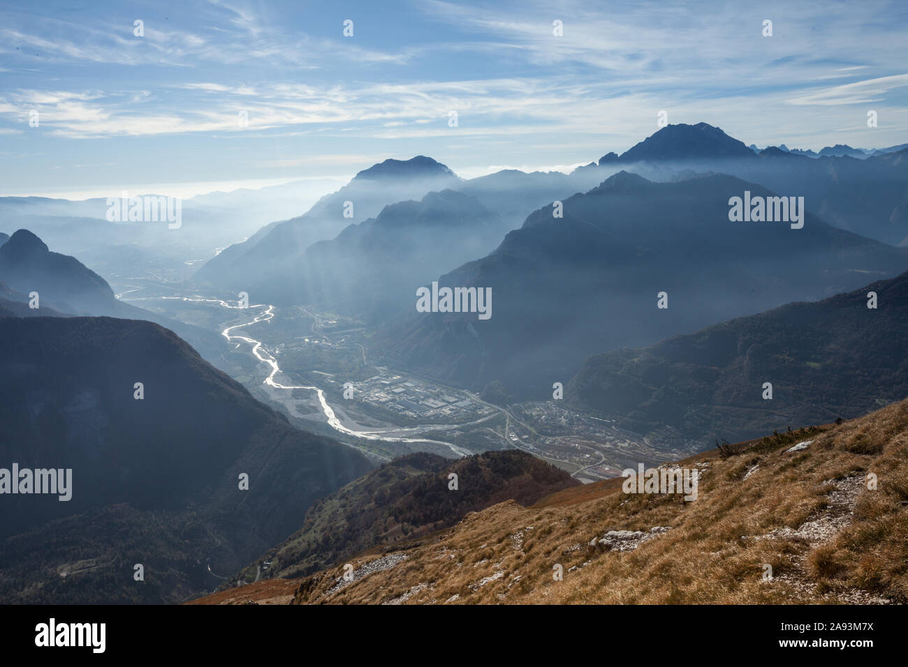 Vista aérea del valle Longarone junto a los Dolomitas italianos Foto de stock