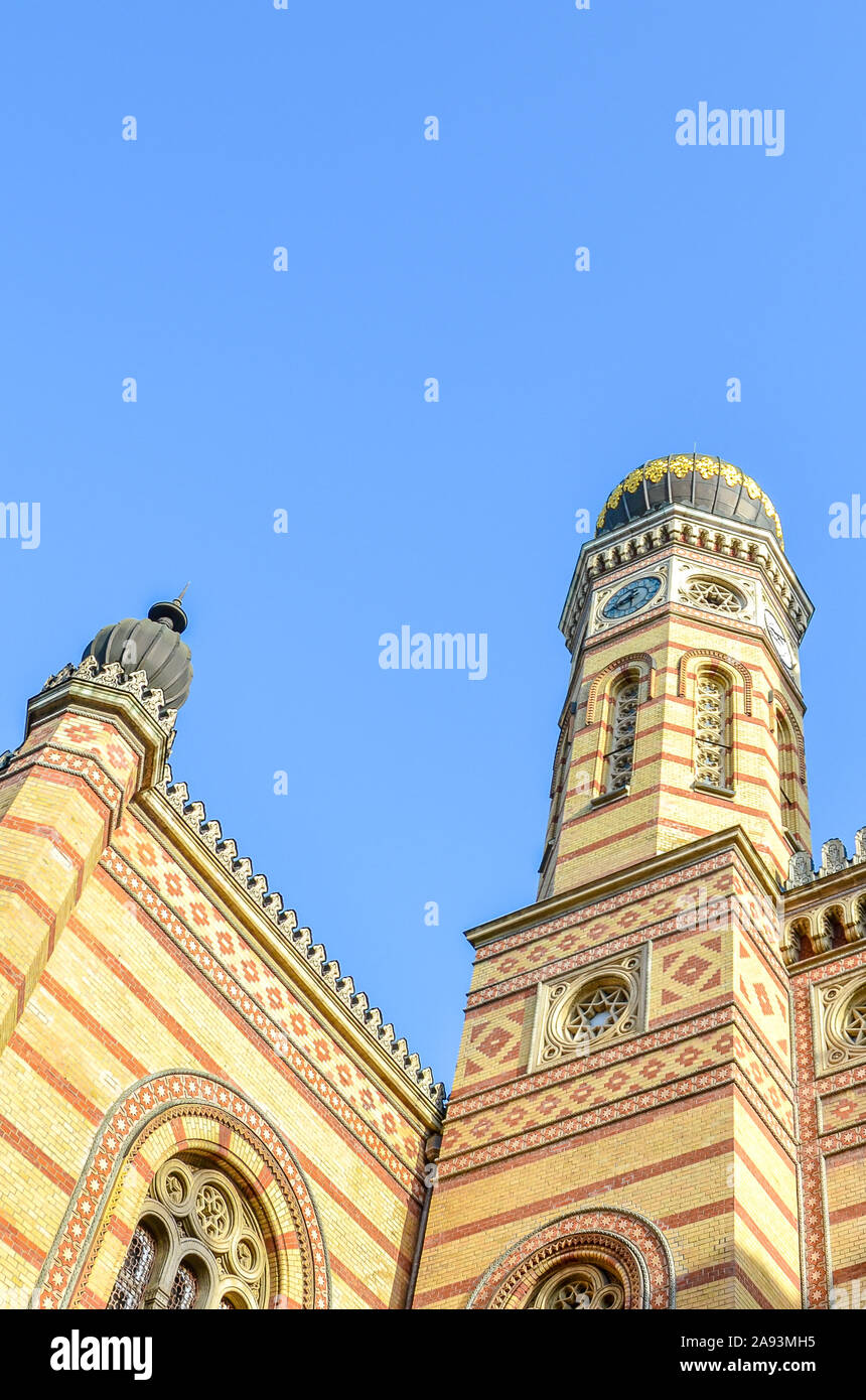 Foto vertical de la Gran Sinagoga de Budapest, Hungría. También conocida como la sinagoga de la calle Dohany, la sinagoga más grande de Europa. Centro de judaísmo Neolog. Fachada ornamental y una cúpula de cebolla. Foto de stock