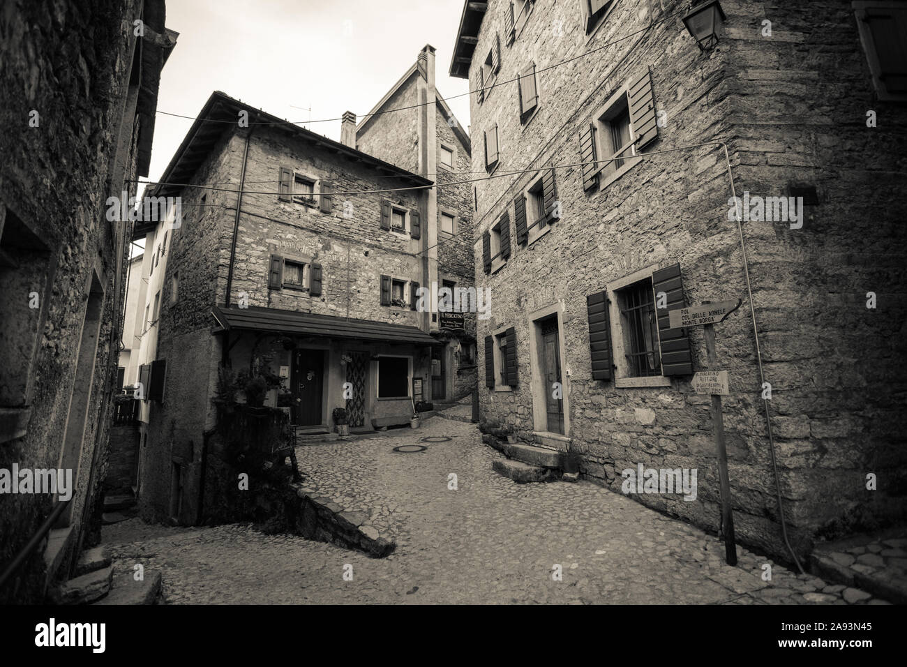 VAJONT, Italia - 28 de octubre de 2016: Una vista de la ciudad vieja aislados de Casso, en el valle de Vajont apenas dañada por la conocida tragedia de Vajont en OC Foto de stock