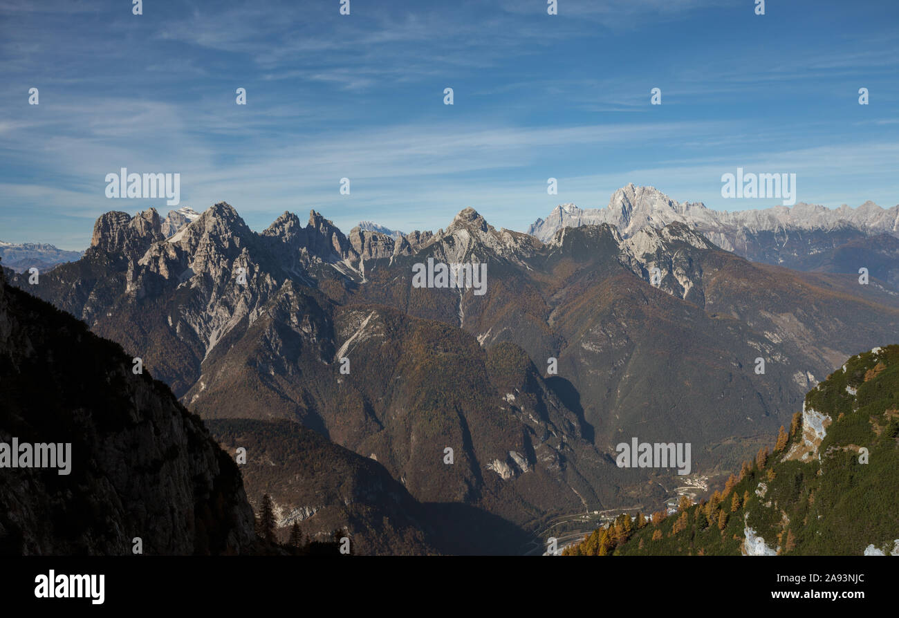 Vista aérea del valle Longarone junto a los Dolomitas italianos Foto de stock