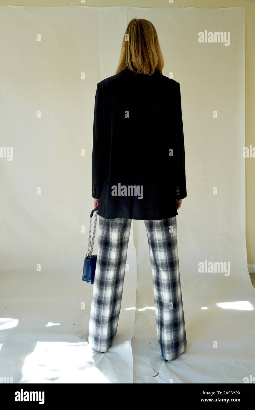 Pantalones Anchos Negros Fotos e Imágenes de stock - Alamy