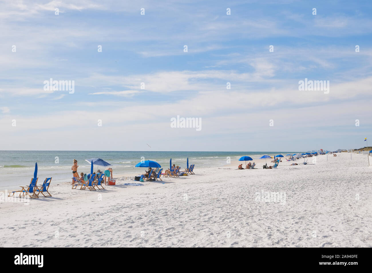 Las personas y familias disfrutando de la playa de arena blanca y playas de la Florida, el Golfo de México, en Seaside, Florida, EE.UU. Foto de stock