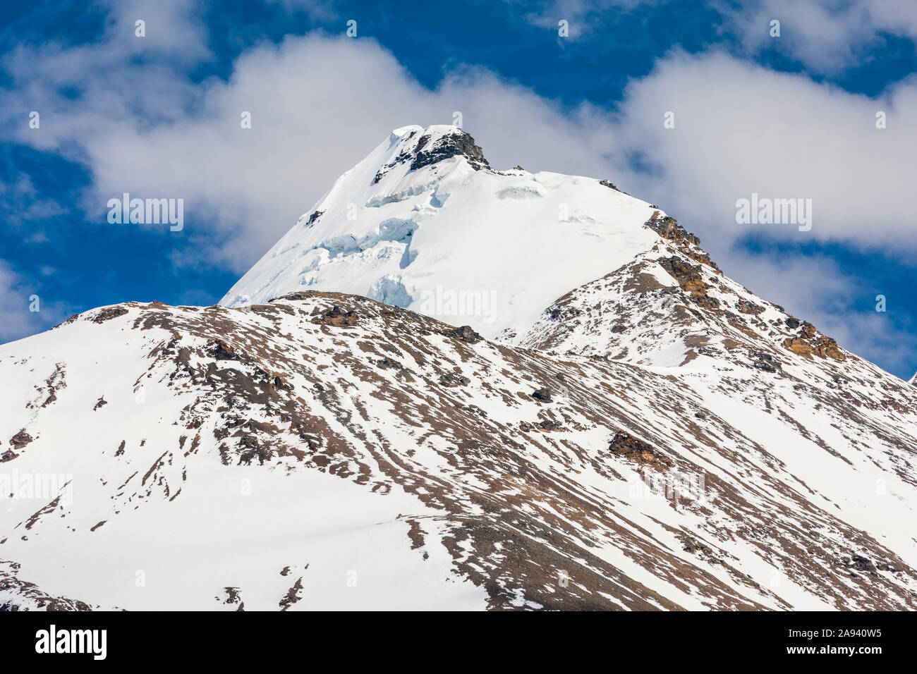 La cumbre de Black Cap se eleva hacia el cielo en Alaska Range; Alaska, Estados Unidos de América Foto de stock