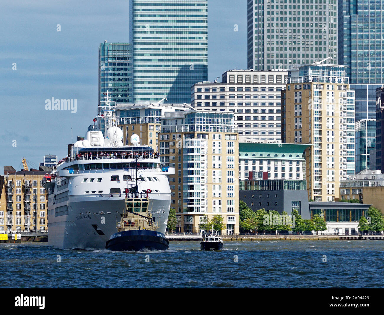 Crucero 'Silver WInd' visitan Londres, arrastrado por el remolcador 'Svitzer Brunel' en el río Támesis entre Canary Wharf y el Tower Bridge (cerca de Limehouse. Foto de stock