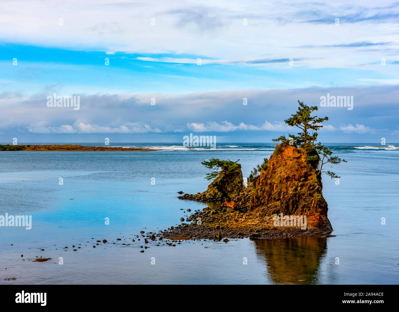 Pequeña formación de tierras frente a la costa de Oregón en el Océano Pacífico; Oregon, Estados Unidos de América Foto de stock
