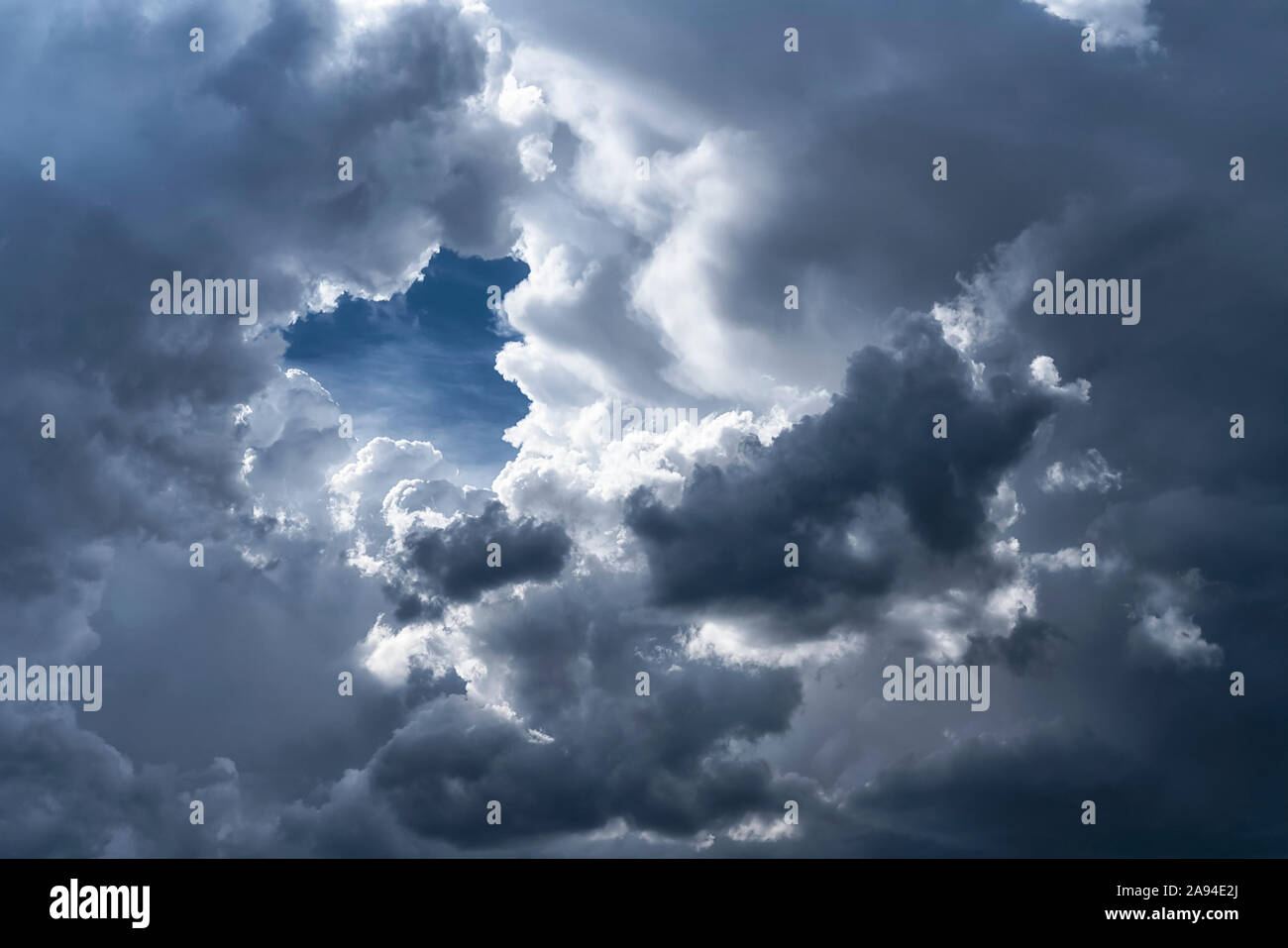 Hermosas formaciones de nubes en el cielo con luz solar detrás; Saskatchewan, Canadá Foto de stock