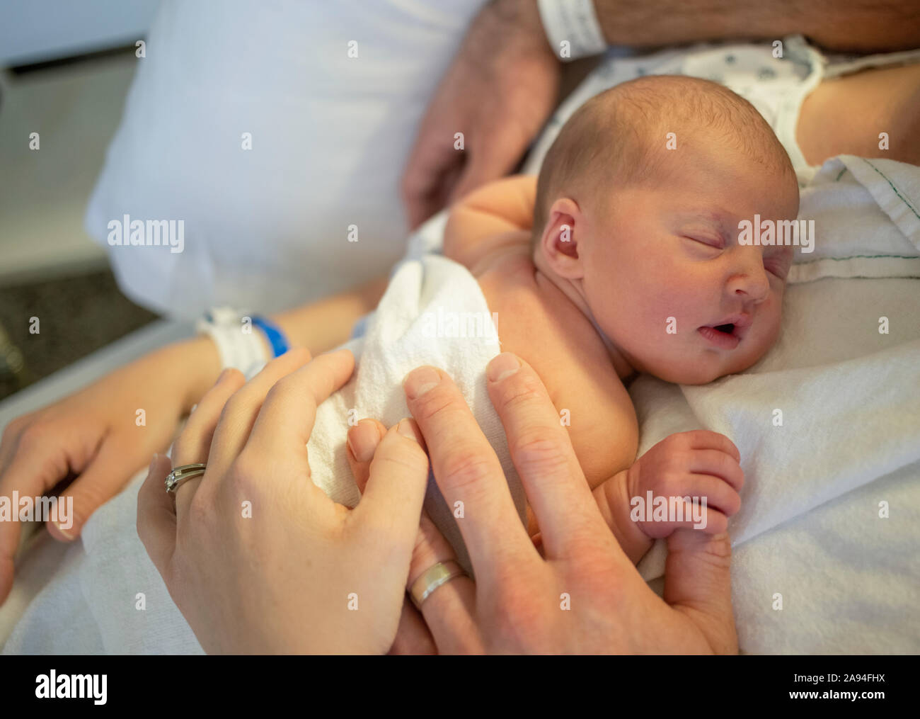 Niña recién nacida en manta de punto. Salud, crianza y educación del recién  nacido Fotografía de stock - Alamy