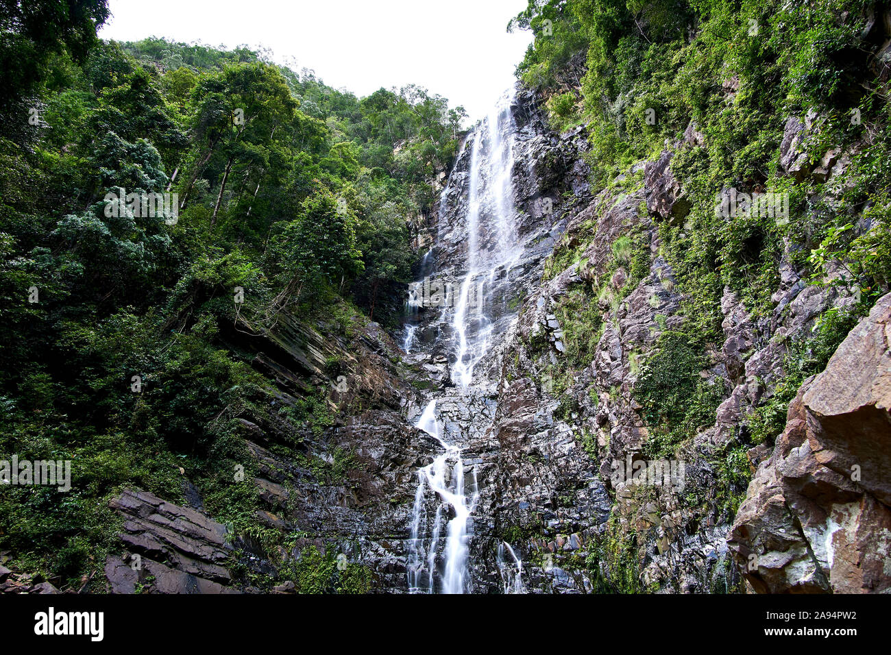 La larga exposición de temurun Cascada en Langkawi Malasia Foto de stock