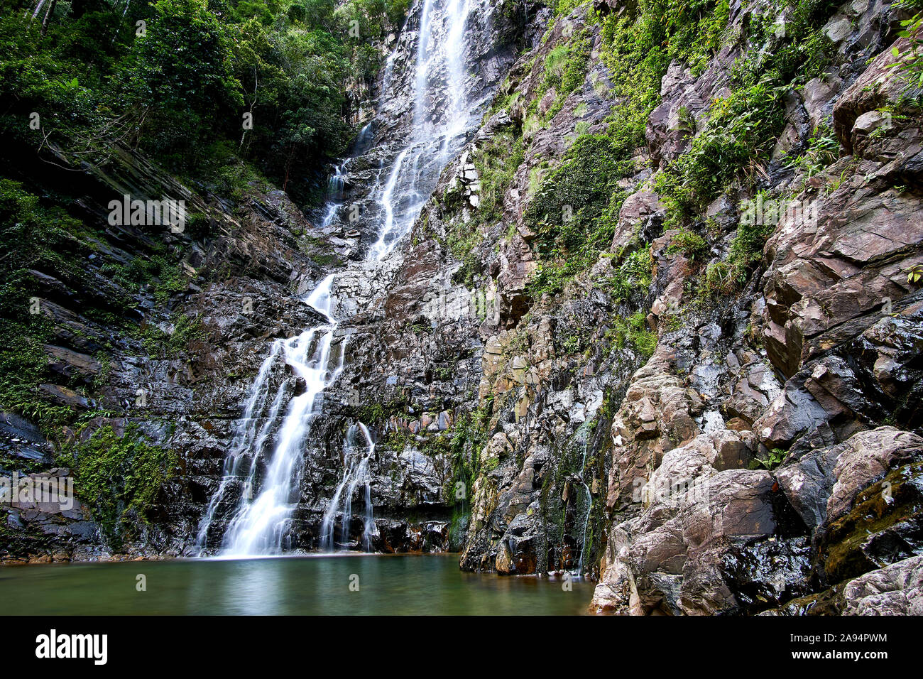 La larga exposición de temurun Cascada en Langkawi Malasia Foto de stock