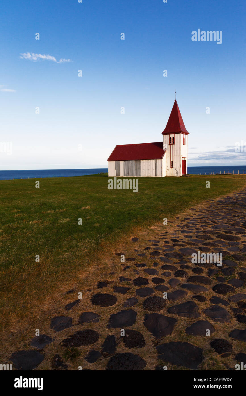 Iglesia de cara al mar en la península Snarfellsnes Hellnar, Islandia Foto de stock