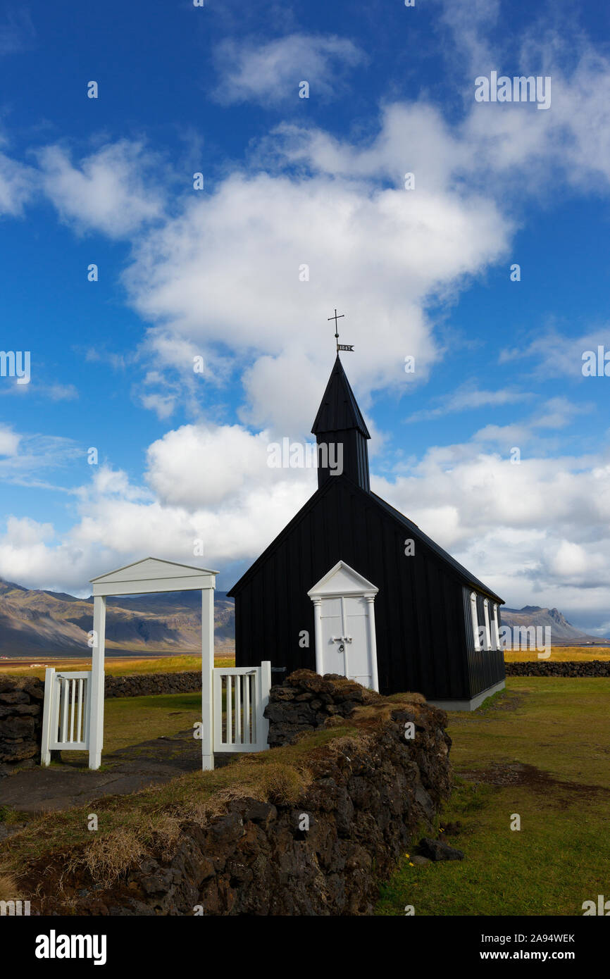 Iglesia Budir una estructura de madera negra desde 1847 sentado en la península Snaefellsnese , Islandia Foto de stock