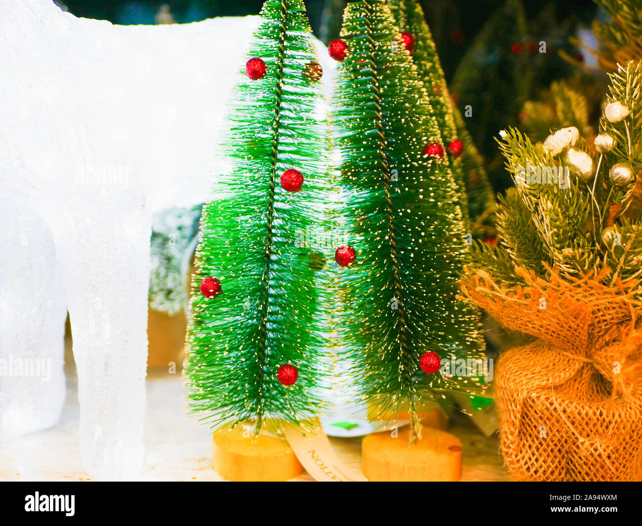 Sustitución de un auténtico árbol de Navidad. Los árboles de Navidad artificiales. Contra la tala de árboles de Navidad. Foto de stock