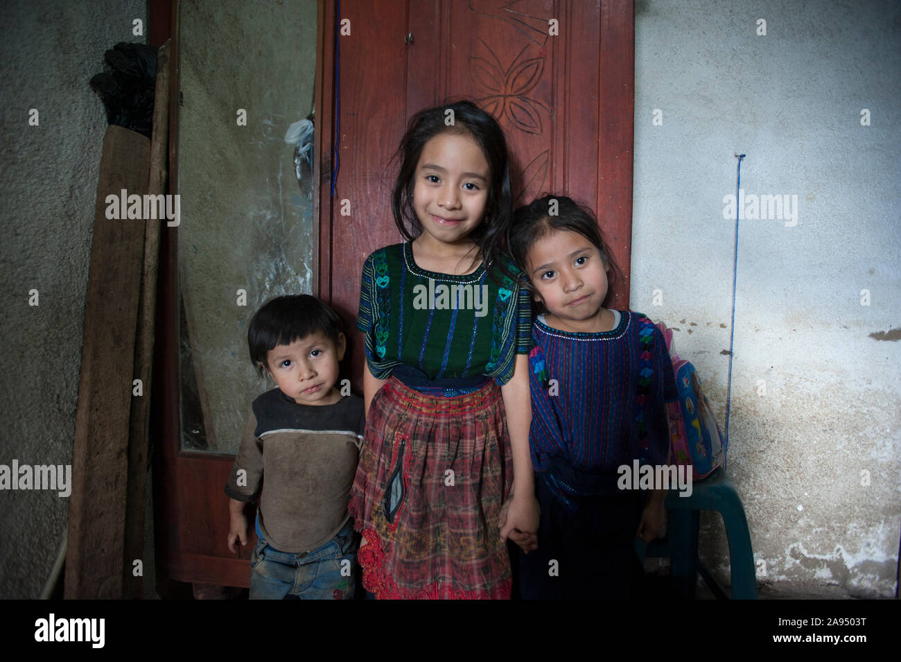 Los niños indígenas mayas en casa en San Antonio Palopó, Sololá, Guatemala. Foto de stock