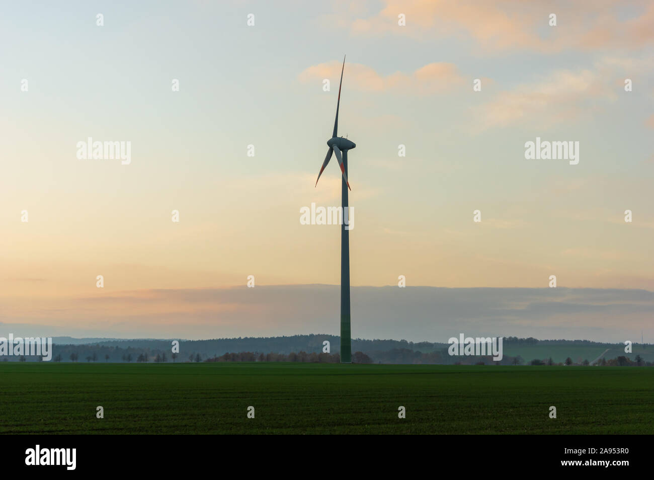 Aerogenerador realizado por Enercon GmbH el cuarto mayor fabricante de aerogeneradores del mundo y líder de mercado en Alemania Foto de stock