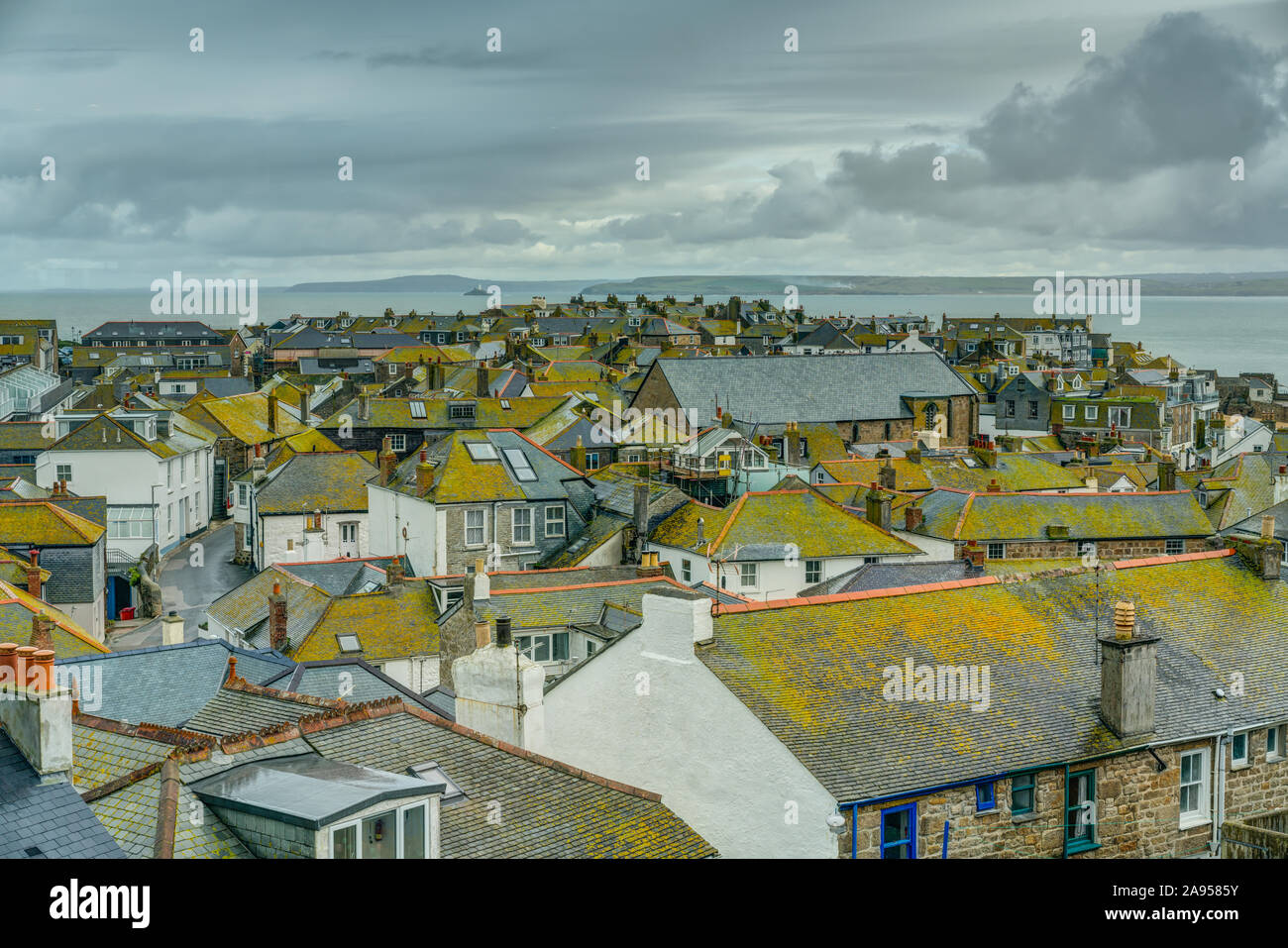 Una vista desde la parte superior de la galería de arte Tate Modern en St. Ives, Cornwall, Inglaterra. Esta escena es prácticamente todos los tejados, mirando a los Altlantic. Foto de stock