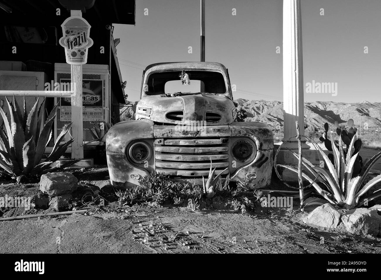 Camioneta Ford oxidado en la autopista Twentynine Palms, Yucca Valley, California, EE.UU. Foto de stock