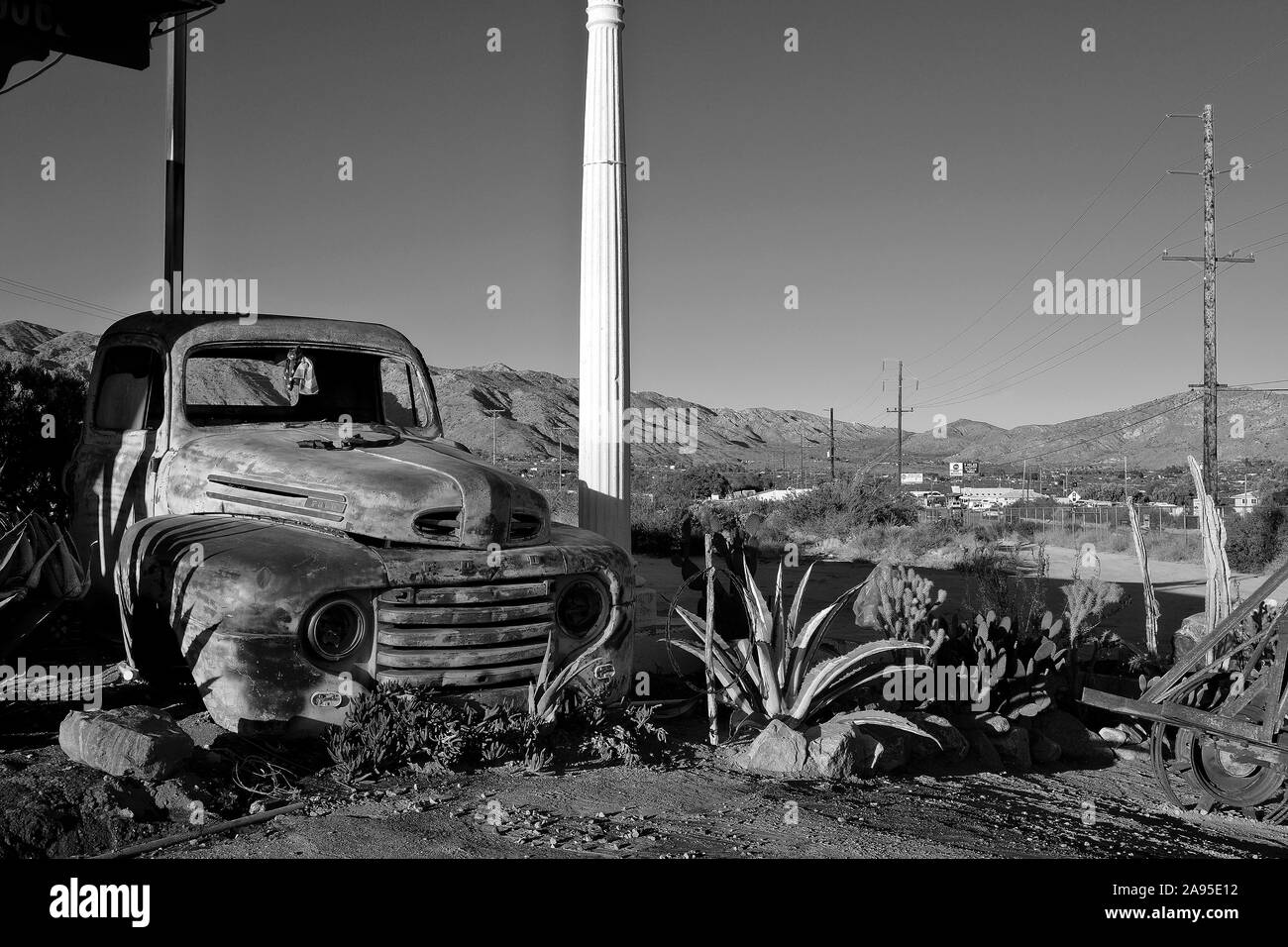 Camioneta Ford oxidado en la autopista Twentynine Palms, Yucca Valley, California, EE.UU. Foto de stock