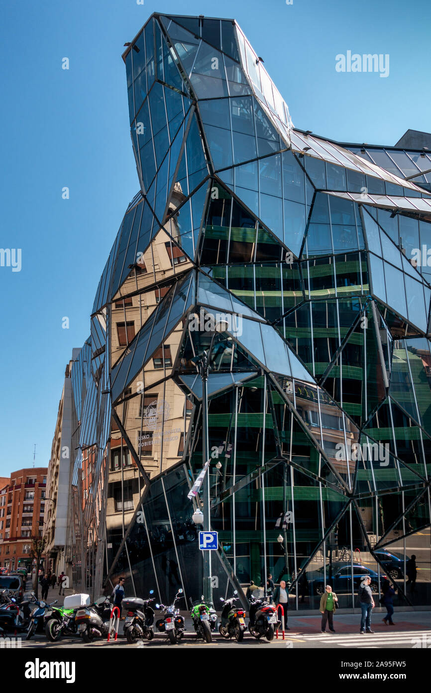 La nueva sede del Departamento Vasco de Salud en Bilbao es un brillante bloque de vidrio y acero diseñado por el arquitecto Juan Coll Barreu-. Foto de stock