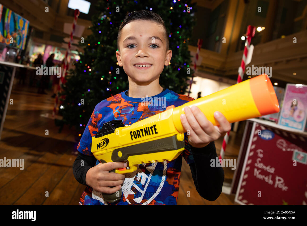 Josh Wilcock, 8, juega con un Nerf Elite Fortnite SP-L Hasbro toy, que fue  nombrado en el top 12 a comprar durante la inauguración de la lista  DreamToys anual en St Mary's