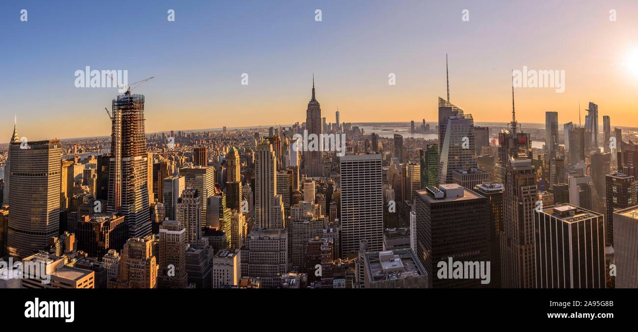 Vista de Midtown y el centro de Manhattan y el Edificio Empire State, desde la cima de la roca el centro de observación, el Rockefeller Center, Manhattan, Nueva York Foto de stock