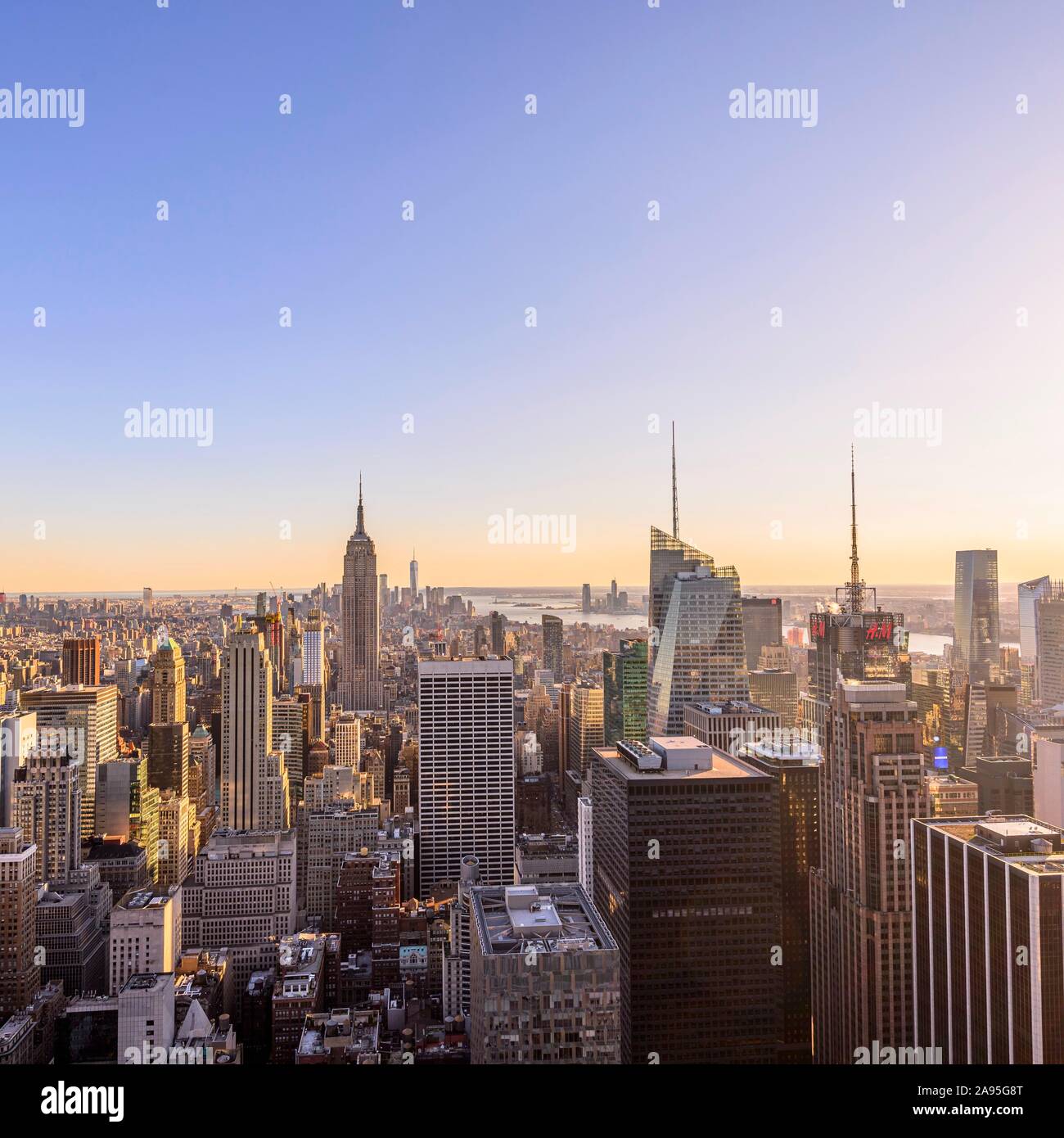 Vista de Midtown y el centro de Manhattan y el Edificio Empire State, desde la cima de la roca el centro de observación, el Rockefeller Center, Manhattan, Nueva York Foto de stock