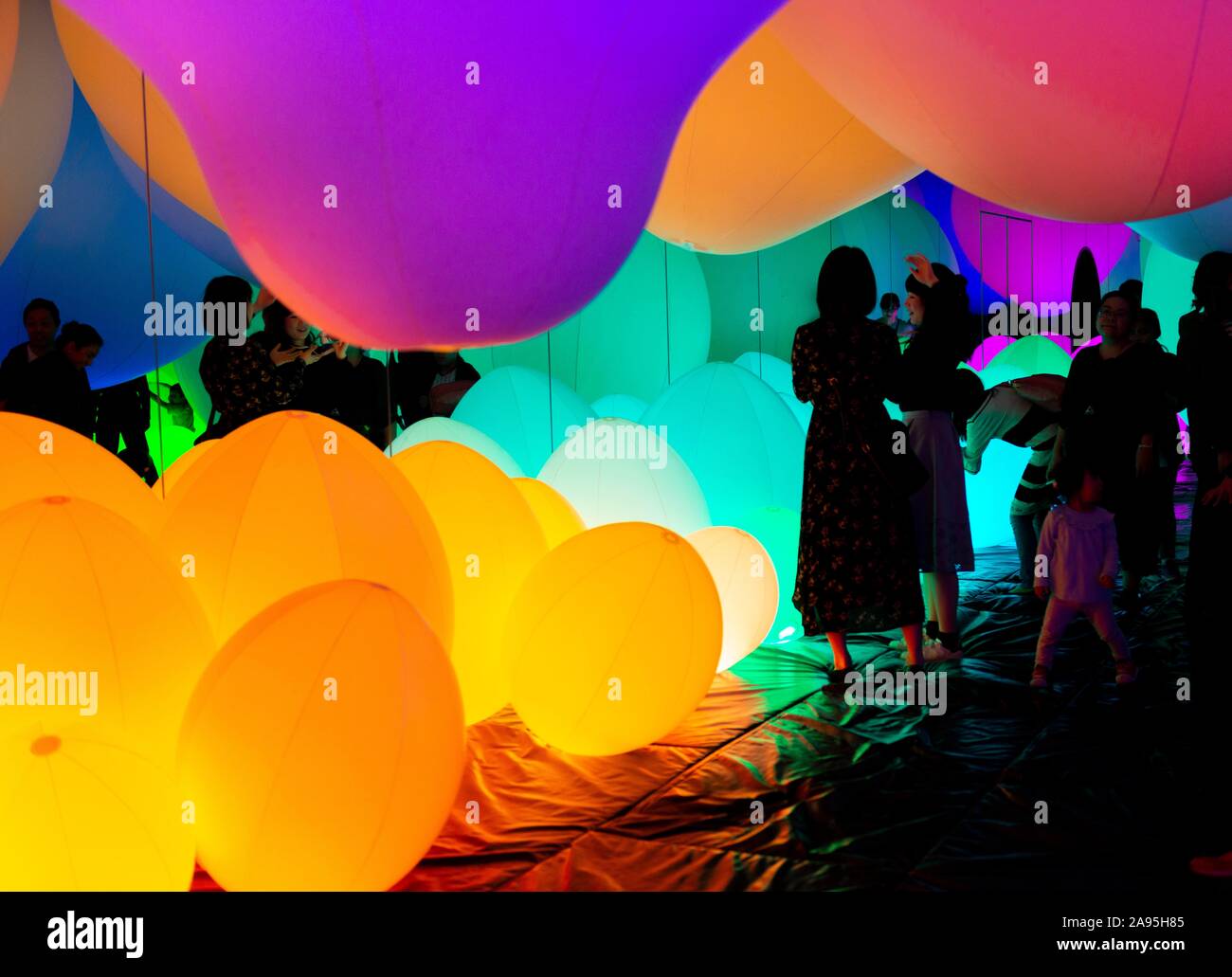 Sihouetten por los visitantes, con la instalación de luz ilumina las esferas, exposición en el Museo de Arte Digital, Epson Borderless TeamLab, Odaiba, Tokio Foto de stock