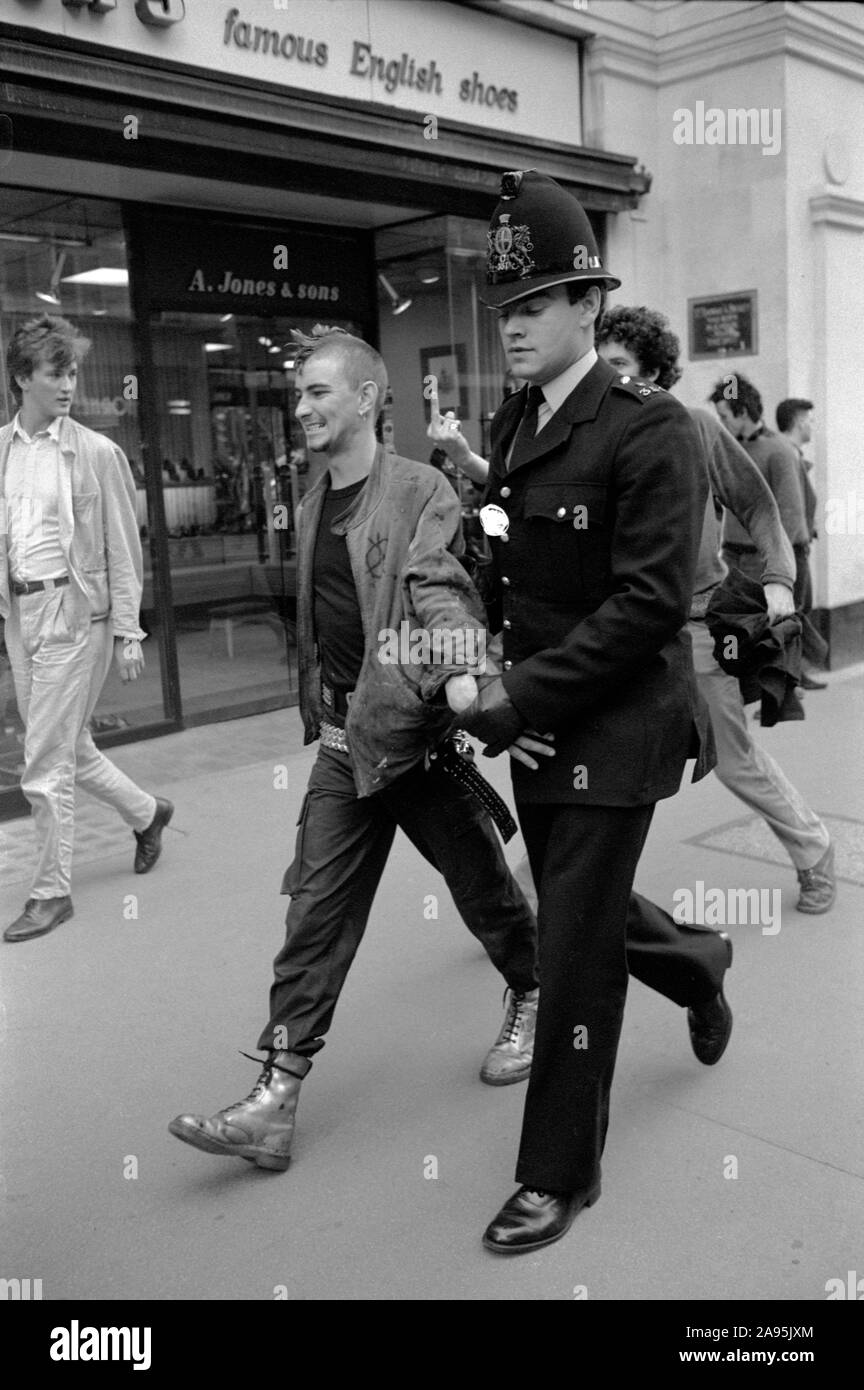 Arresto policial punk manifestante en la primera parada en la ciudad de Londres, Reino Unido el 27 de septiembre de 1984 demostración . Protesta contra el capitalismo en contra de los banqueros de 1980 en Inglaterra. HOMER SYKES Foto de stock