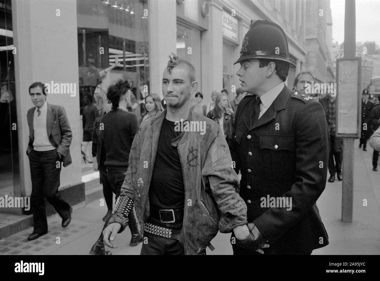 Arresto policial punk manifestante en la primera parada en la ciudad de Londres, Reino Unido el 27 de septiembre de 1984 demostración. Protesta contra el capitalismo en contra de los banqueros de 1980 reclamar la calle protesta. Inglaterra. HOMER SYKES Foto de stock