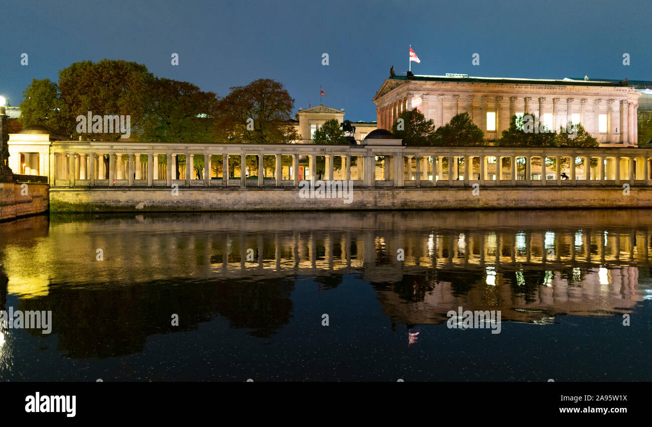 Vista de museos en la noche en la Isla de los museos, Museumsinsel en Mitte de Berlín, Alemania, el arquitecto David Chipperfield. Foto de stock