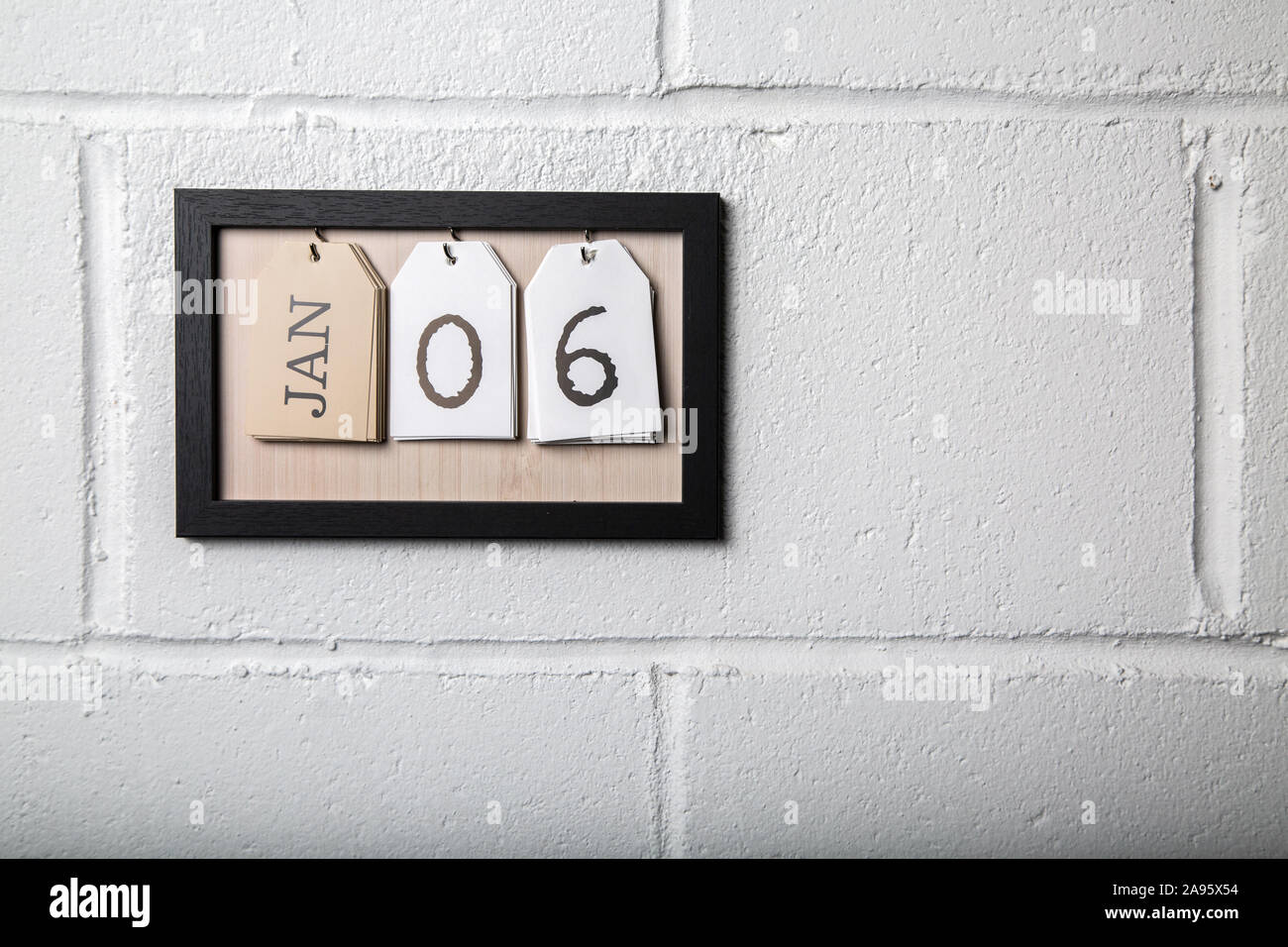 Calendario para colgar en la pared, en un marco de imagen mostrando 6 de enero Foto de stock