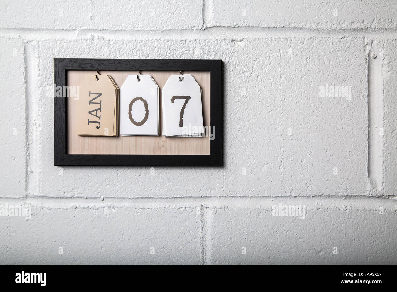Calendario para colgar en la pared, en un marco de imagen mostrando 7 de enero Foto de stock