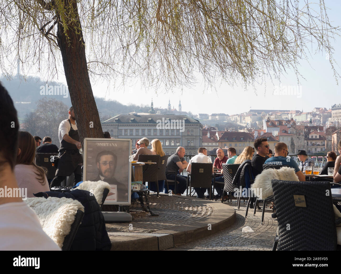 Restaurante Lávka junto al museo Smetana tiene servicio aéreo abierto con vistas al Puente de Carlos un hito en Praga República Checa Foto de stock